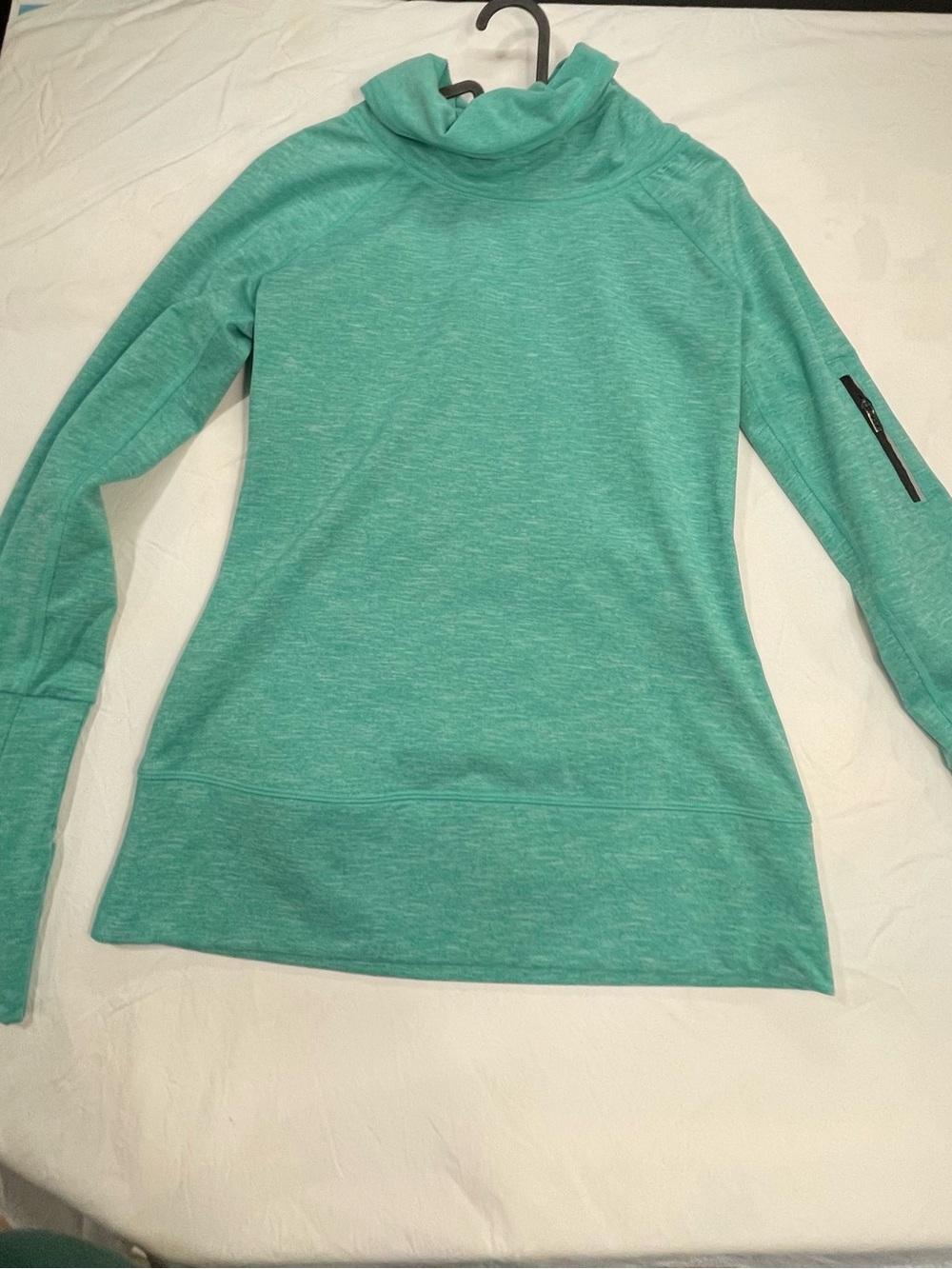 Sport Women's Mint Green Long-Sleeve Pullover Top